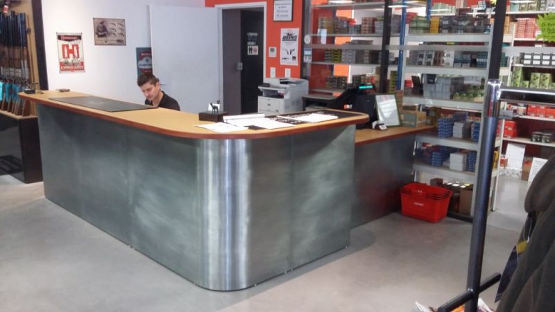 Conception de banque d'accueil métal et bois Aix en Provence en agencement de magasin